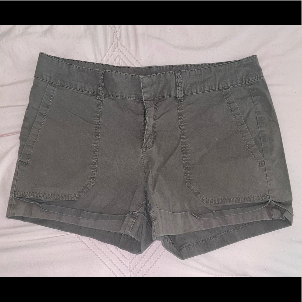 Ana - army green shorts